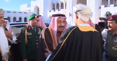 شاهد لحظة استقبال سلطان عمان للملك سلمان لتقديم واجب العزاء