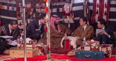 رئيس وزراء اليابان بالعباءة بصحبة الأمير محمد بن سلمان فى السعودية
