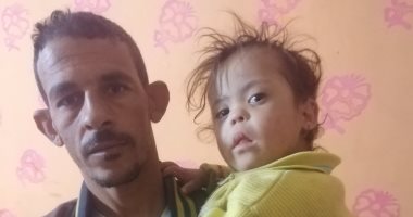 صور.. مأساة عامل باليومية يطالب بصرف معاش لابنته المصابة بالتوحد فى سوهاج