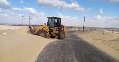 رفع الكثبان الرملية المتراكمة بالصحراوى الغربى بأبوقرقاص بالمنيا