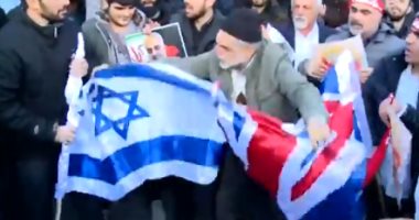 متظاهرون يحرقون علم بريطانيا وإسرائيل أمام سفارة المملكة المتحدة فى طهران