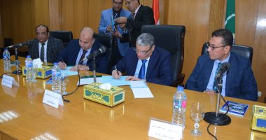 محافظ المنيا يوقع بروتوكولا مع وزارة الاتصالات لتنفيذ مشروع التحول الرقمى