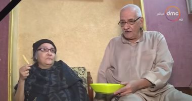 "الحب وفاء".. عم إبراهيم يكرس حياته لخدمة زوجته المريضة.. فيديو