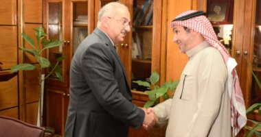 رئيس جامعة أسيوط يلتقي المستشار الثقافي لدولة الكويت لبحث زيادة أعداد الوافدين