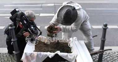 مربو النحل يحتجون أمام وزارة الزراعة فى برلين بسبب العسل الملوث