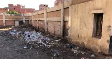 القمامة تحاصر مدرسة شبرا ملس بالغربية.. ورئيس المدينة: حملات لرفع المخلفات
