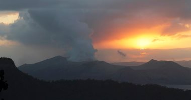 تجدد ثوران بركان جبل سينابونج بإندونيسيا وسحابة دخان بارتفاع 1000متر