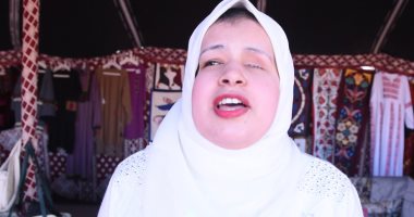 فتاة ضريرة تعرض منتجات بمهرجان شرم الشيخ وتلقى اهتمام الرئيس.. (فيديو وصور)