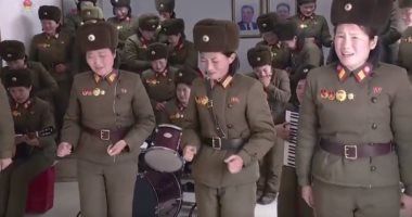 بيعيطوا وهما بيغنوا.. جنديات يغنين لزعيم كوريا الشمالية كيم جونج (فيديو)