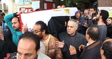 غادة نافع وبوسى شلبى ترافقان جثمان ماجدة الصباحى وصولا إلى مسجد مصطفى محمود