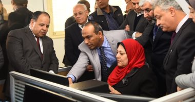 وزير المالية ومحافظ بورسعيد يتفقدان منظومة التحول الرقمى.. صور