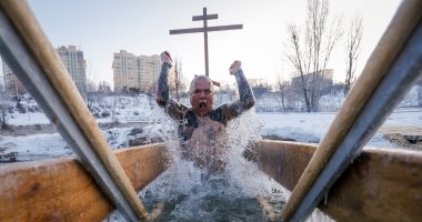 المسيحيون حول العالم يحتفلون بعيد الغطاس فى برك المياه المجمدة
