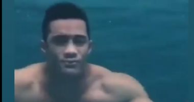 محمد رمضان يرقص تحت الماء على أغنية أقوى كارت في مصر فيديو