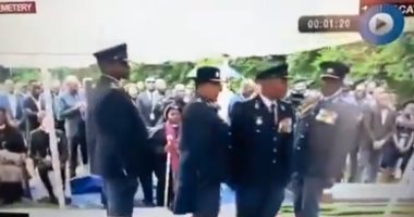 فيديو.. شرطى يتسبب فى حالة إرتباك خلال جنازة عسكرية بحضور رئيس جنوب أفريقيا