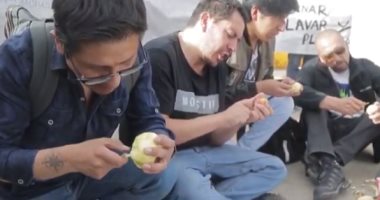 بدل ما تضرب اطبخ.. تقشير البطاطس طريقة جديدة للاحتجاج على العنف فى بوليفيا