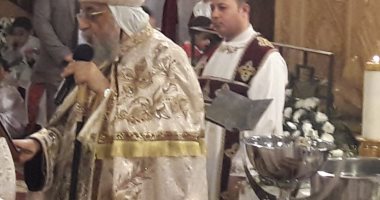 البابا تواضروس يصلى صلاة " اللقان" بالإسكندرية.. صور