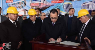 شاهد رئيس الوزراء يكتب كلمة تذكارية خلال زيارته لمصنع سيماف    