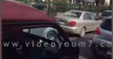 فيديو.. توقف حركة السيارات بمحيط جامعة القاهرة بسبب زيادة الأحمال