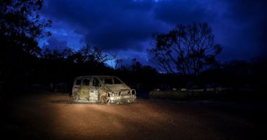 السيطرة على حرائق الغابات بجزيرة كانجارو السياحية بأستراليا