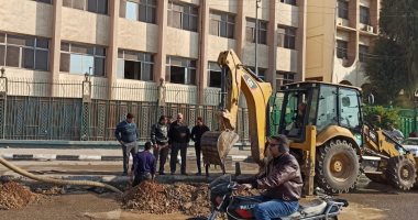 إصلاح كسر بماسورة مياه رئيسية أمام كلية الآداب جامعة الزقازيق 