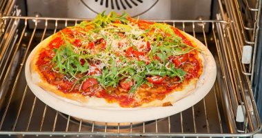 8 نصائح لتنظيف حجر البيتزا بطريقة آمنة.. من غير كسر ولا خدش 