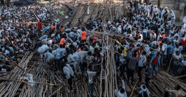 مصرع 10 بعد انهيار منصة بمهرجان تميكات بأثيوبيا .. صور