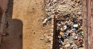 انتشار القمامة فى طرق أولاد نصير بمركز سوهاج
