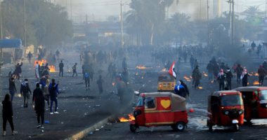 شاهد.. إطلاق الغاز المسيل للدموع على المتظاهرين فى بغداد 
