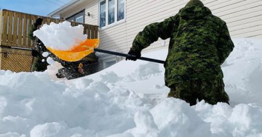 القوات الكندية تساعد السكان فى إزالة الثلوج