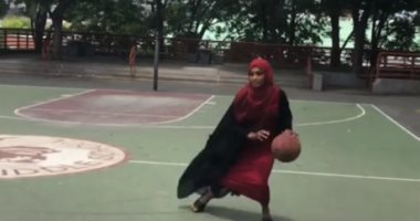 حجابها لم يمنعها.. حكاية لاعبة كرة سلة مسلمة خطفت الأنظار فى أمريكا.. فيديو
