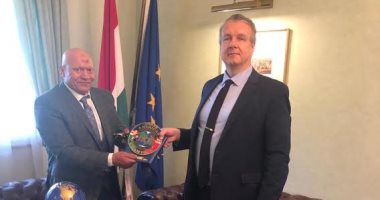 عزازي بطل العالم للكيك بوكسنج يلتقي بسفير المجر  لبحث سبل تعزيز اللعبة