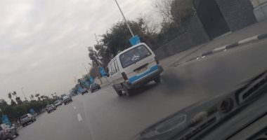 امسك مخالفة.. قارئ يشارك صورة تصاعد أدخنة سوداء من سيارة فى شارع صلاح سالم