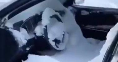 سيدة كندية نسيت نافذة سيارتها مفتوحة أثناء عاصفة فتحولت إلى ثلج.. فيديو