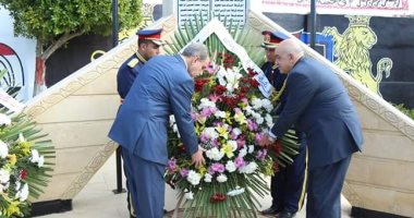 صور.. محافظ كفر الشيخ ومدير الأمن يضعان إكليل الزهور على النصب التذكارى لشهداء الشرطة