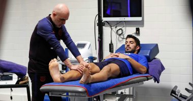 سواريز يبدأ برنامج التعافى فى برشلونة بعد جراحة الركبة