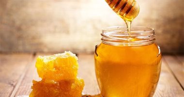 وصفات طبيعية من العسل لترطيب وتنظيف البشرة.. وفرى فلوس الكريمات