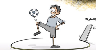 كاريكاتير صحيفة سعودية .. لاعب كرة قدم يسقط بعد استخدام " الفار "