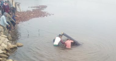 إصابة شخص أثر انقلاب توك توك داخل مياه النيل فى البدرشين.. صور