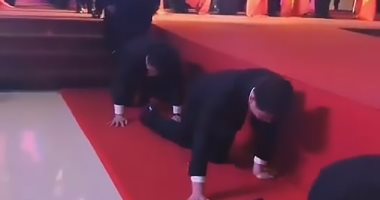 مديرو شركة صينية زحفوا على الأرض أمام موظفيهم فى حفل نهاية العام.. ما السبب