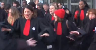 محاميو فرنسا يعبرون عن رفضهم لقانون المعاشات برقصة "الهاكا".. فيديو
