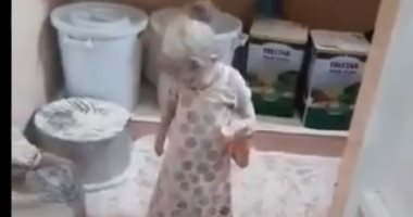 طفلة لطخت ملابسها بالدقيق فى المطبخ فكان رد فعل الأم صادمًا.. فيديو