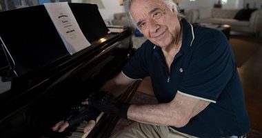 قفازات اصطناعية تمكن عازف بيانو برازيلى من عودة موهبته مرة أخرى