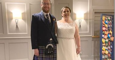 عروسان فى أسكتلندا يقدمان للضيوف أكياس "شيبس" بدلا من الوجبات.. صور
