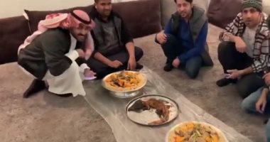 شباب سعودى يقيم وليمة على "تمساح مشوى" وجدل بالسوشيال ميديا.. فيديو وصور