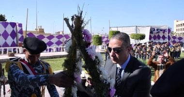 محافظ الفيوم يضع أكاليل الزهور على النصب التذكارى لشهداء الشرطة.. صور