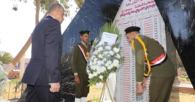 صور.. محافظ سوهاج ومدير الأمن يضعان إكليل الزهور على النصب التذكاري لشهداء الشرطة