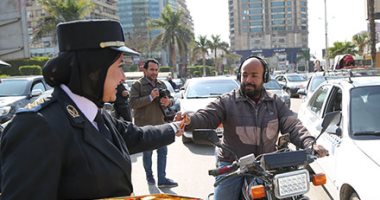 فيديو.. أمن الجيزة يحتفل بذكرى عيد الشرطة بتوزيع الحلوى والورود على المواطنين