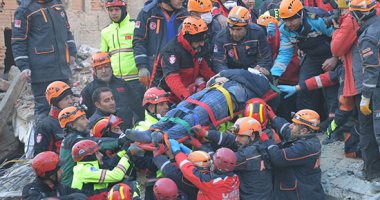 استمرار أعمال الإنقاذ فى المبانى السكنية المتضررة من زلزال تركيا