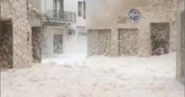 فيديو.. "رغوة بحرية" تكسو الشوارع فى إسبانيا بسبب عاصفة جلوريا