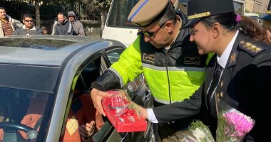 صور.. إدارة مرور الشرقية توزع 600 شنطة مرور هدية للمواطنين فى عيد الشرطة
